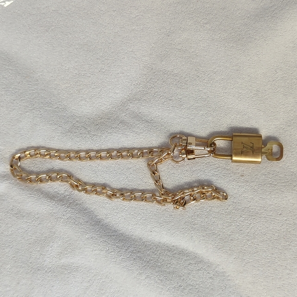 COPY - AUTHENTIC LOUIS VUITTON LOCK & KEY WITH UNBRANDED CHOKER - Picture 1 of 6